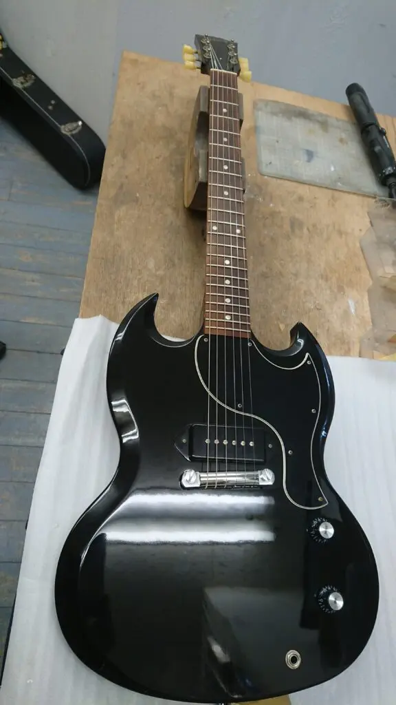 Gibson SG Jr ヴァイブローラー取り付け – Guitar works Roost