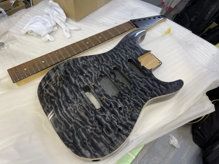 ステンレスフレットの楽器、有ります。 | Guitar works Roost